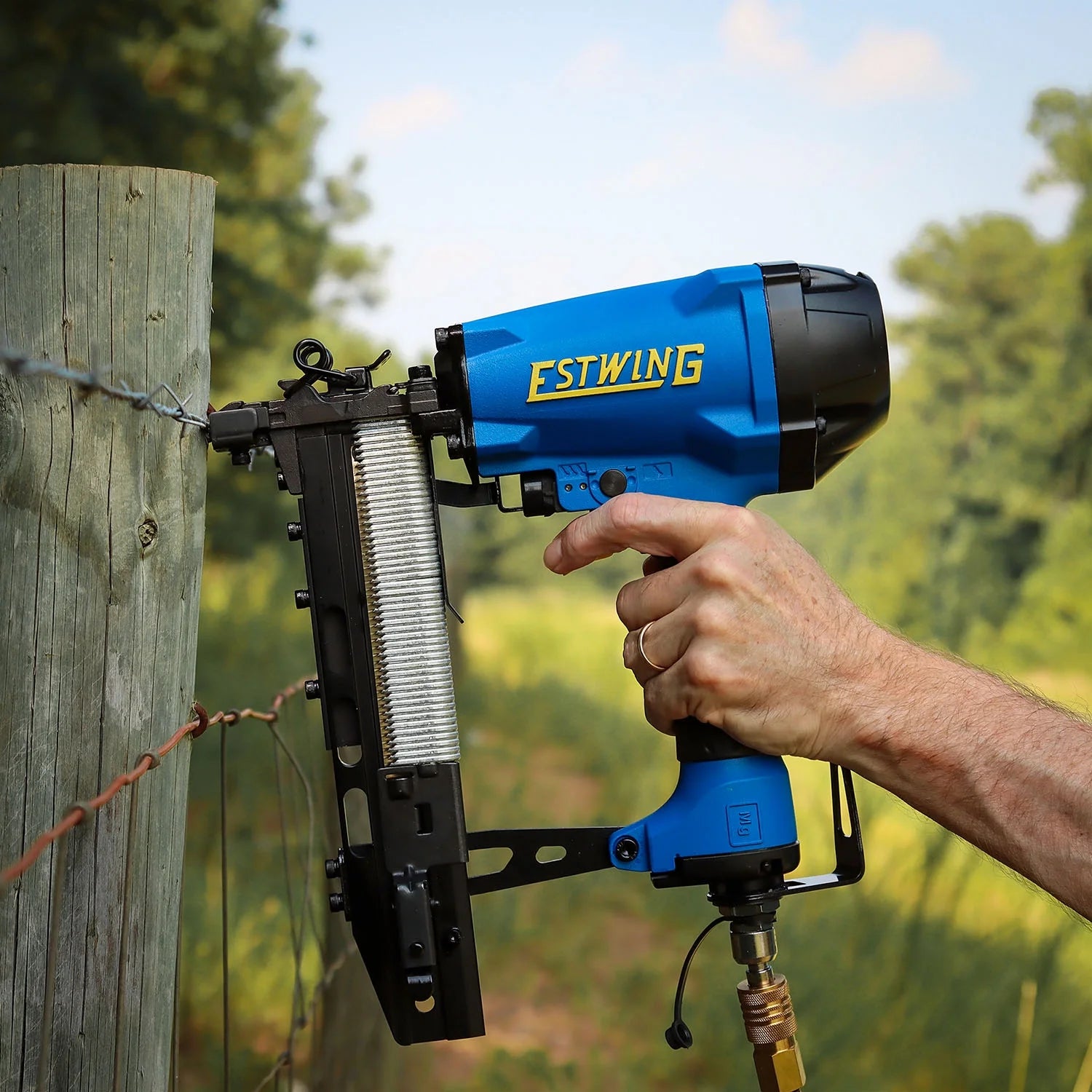 Estwing EFS105 Pneumatic 10.5-Gauge 1-9/16" Fencing Stapler with Adjustable Metal Belt Hook, 1/4" NPT Industrial Swivel Fitting, and Bag