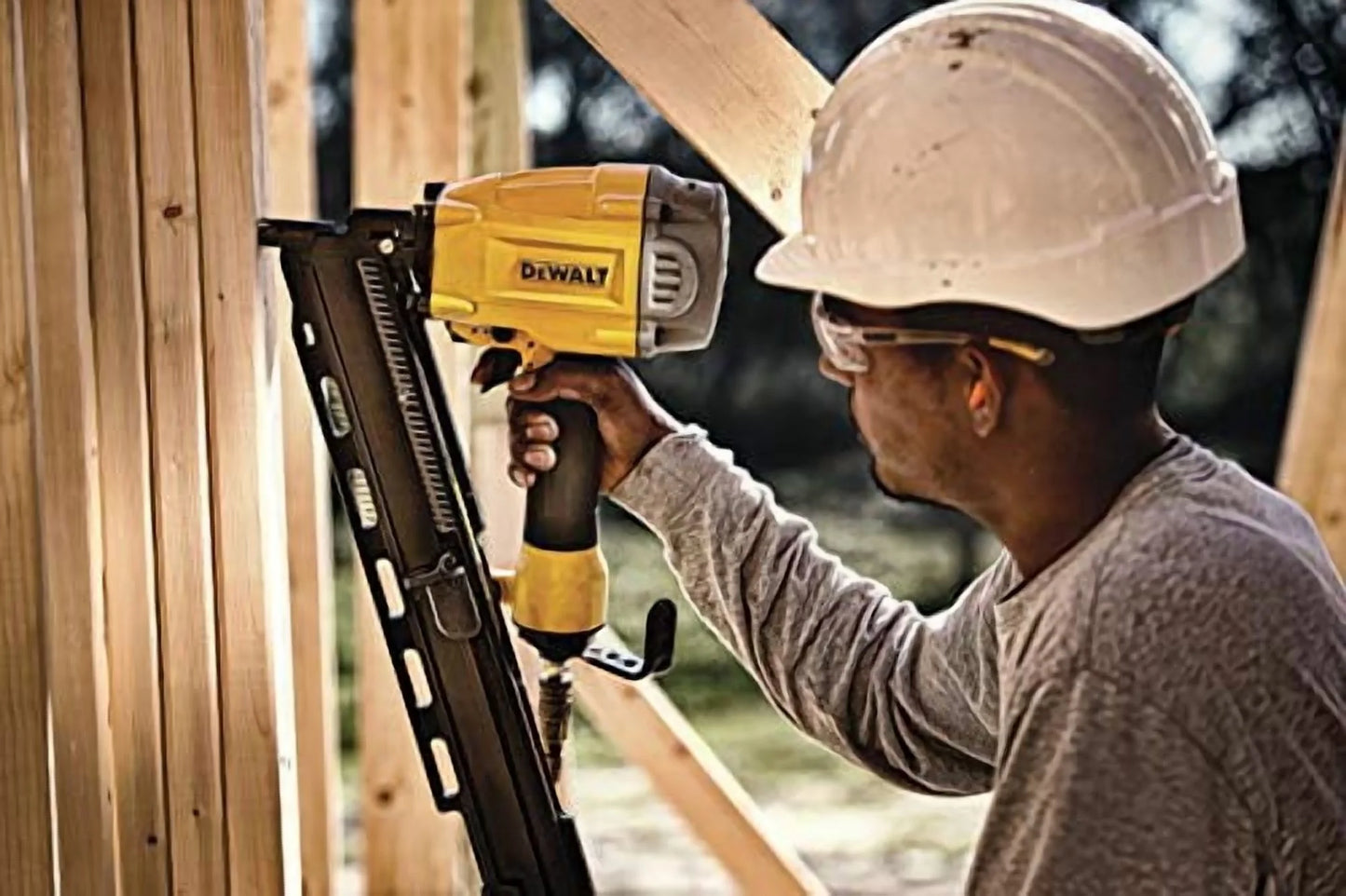 DEWALT 21 DEG PLASTIC COLLATED FRAMING NAILER DWF83PL
