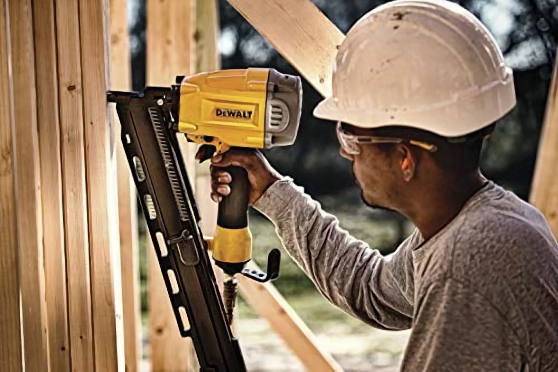 DEWALT 21 DEG PLASTIC COLLATED FRAMING NAILER DWF83PL