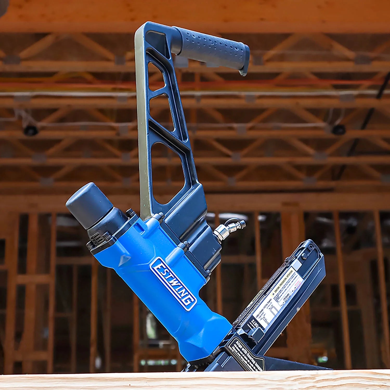 Estwing EFL50Q Pneumatic 2-in-1 Flooring Nailer and Stapler with Bag
