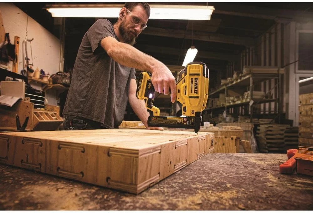 DEWALT 20V MAX Narrow Crown Stapler Kit, 18GA DCN681D1